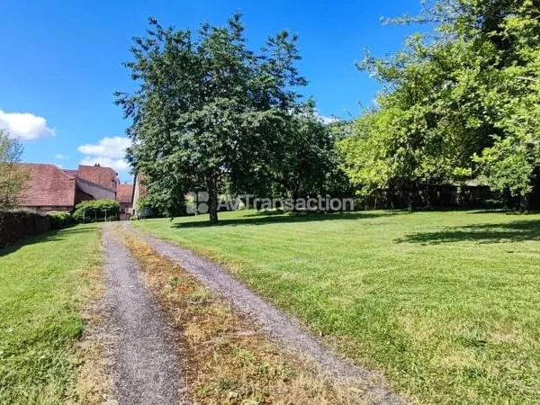 Ensemble immobilier et terrain consctuctible