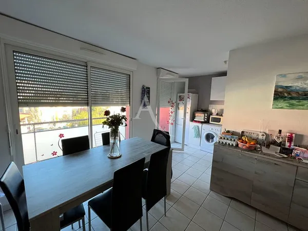 À LOUER T2 location non meublée dans résidence récente avec ascenseur, balcon et place de parking en