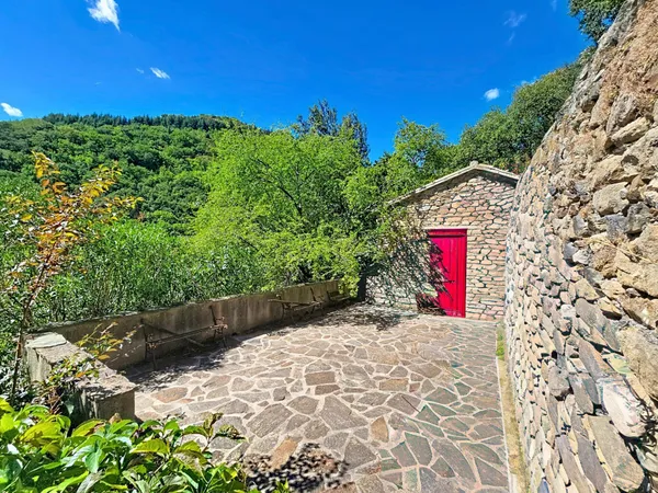 Une superbe maison en pierre entièrement rénovée, avec jardin et mazet aménagé, dans un environnemen