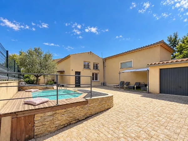 VAISON-LA-ROMAINE MAISON LUMINEUSE AVEC PISCINE ET GARAGE,