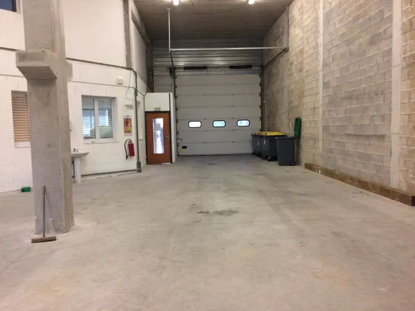 Entrepôt 165 m²