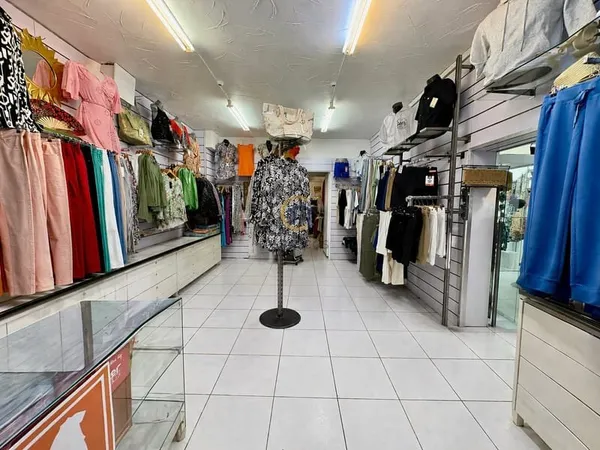 Fonds de commerce 2 locaux réunis avec cour et équipements