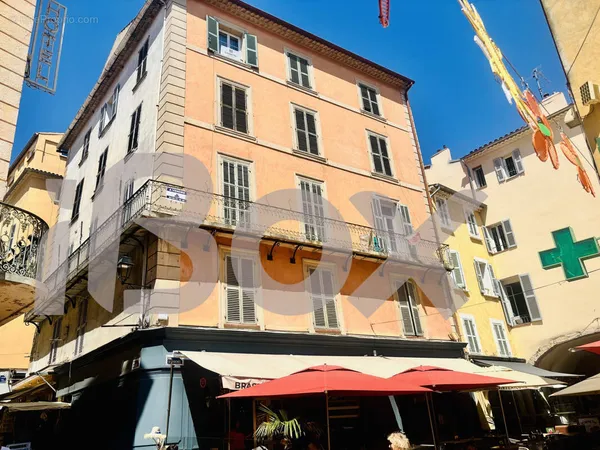 Hyères centre ville, rue pietonne, appartemment T4 rénové entièrement dans petit immeuble à faibles 