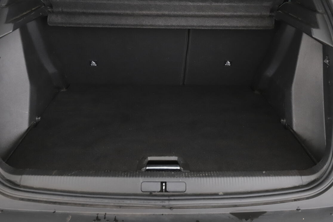 Peugeot 2008 1.5 Blue-HDi Allure Pack EAT8 — photo 16