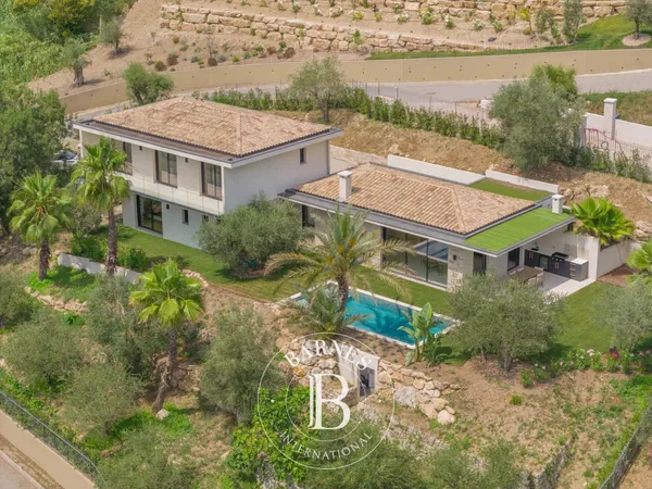 MOUGINS - VILLA CONTEMPORAINE NEUVE DANS UN DOMAINE PRIVE