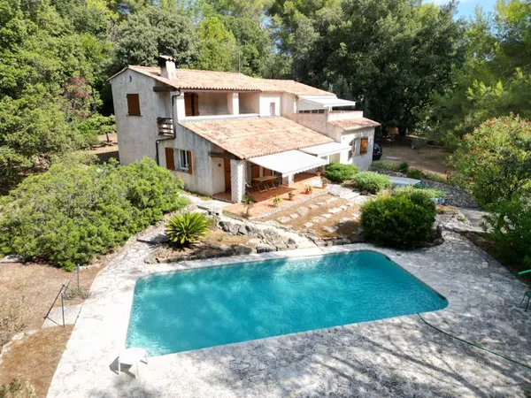 VILLA FAMILIALE DANS DOMAINE