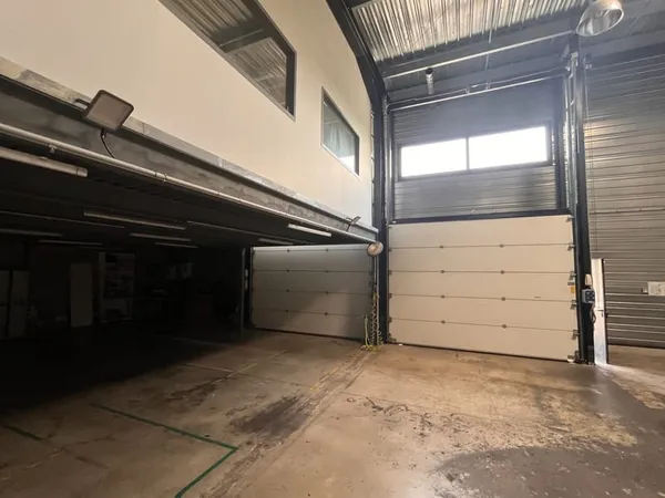À LOUER Local d'activités de 540 m2 avec bureaux et 8 park