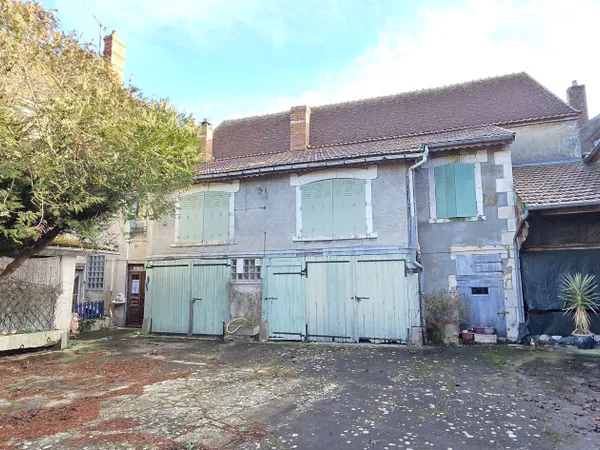 Maison 202 m2, nombreuses dépendances et cour intérieure