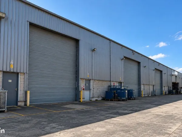 RIOM - Entrepôt / Local industriel env. 825 m² - Accès poids lourds