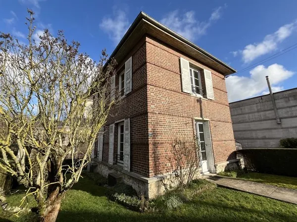 En plein coeur d'une ville commerçante. Cette maison en briques vous offre une habitation lumineuse