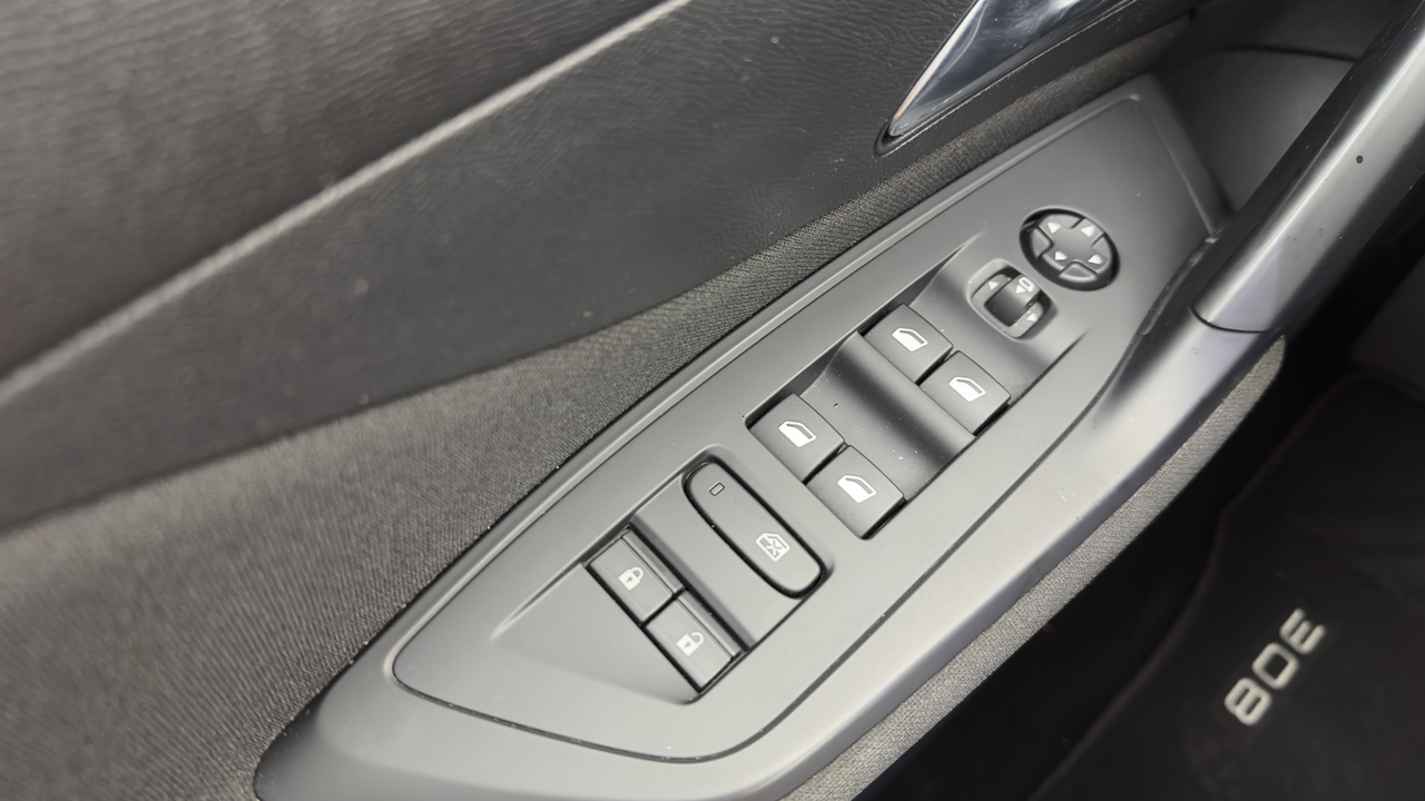 Peugeot 308 SW PHEV 180 e-EAT8 — photo 16