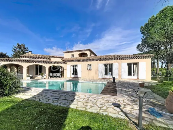 Nîmes Campagne : Maison familiale de standing - 180 m² - Parcelle 2 500 m² - Résidence sécurisée en 