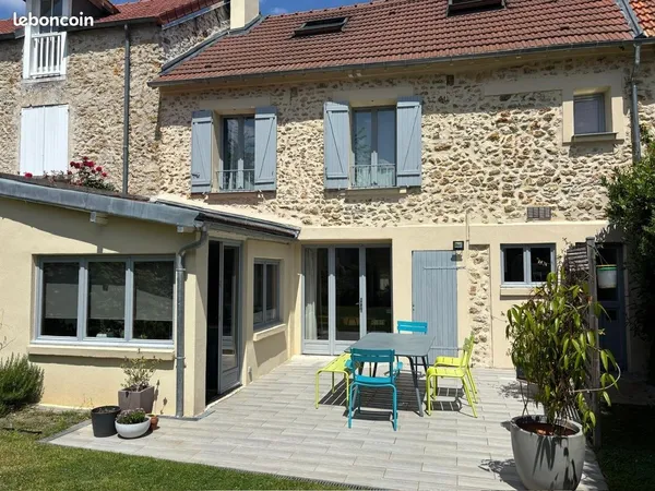 Jolie maison de Village de 130 m2 sans vis-à-vis, au coeur des Loges-en-Josas, à 3 km de Versailles 