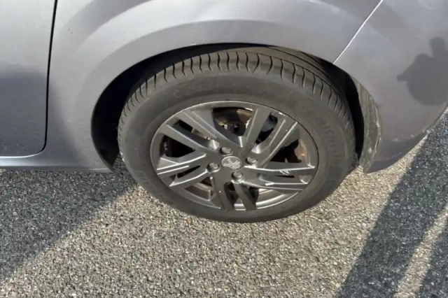 Peugeot 208 puretech 100 s&amp;s eat8 — photo 12