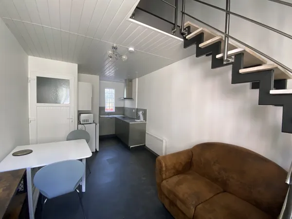 MAISON MEUBLEE TYPE 1 BIS -GARAGE -CENTRE VILLE CASTELNAUDA