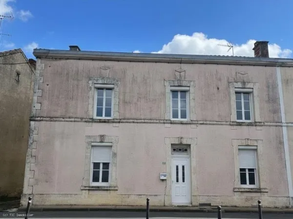 Belle Maison de Maître avec Dépendances au Coeur