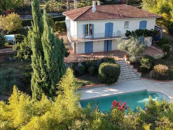 5 CHAMBRES ET PISCINE DANS UN SECTEUR PRIVILEGIE !