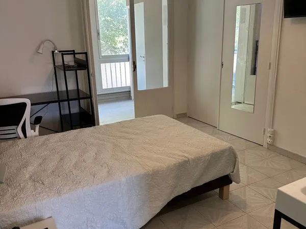 Chambre en colocation avec salle d'eau et toilettes privées