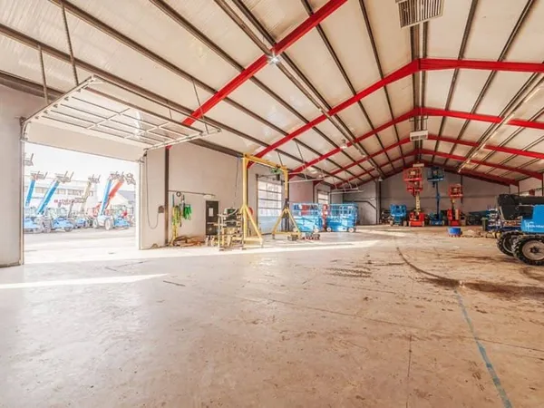 Local d'activité 1316 m²