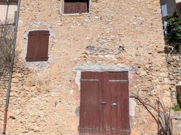 Maison de village à restaurer sur Saint Martin De Bromes 90 m2