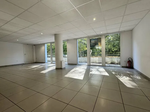 Local professionnel 67 m²