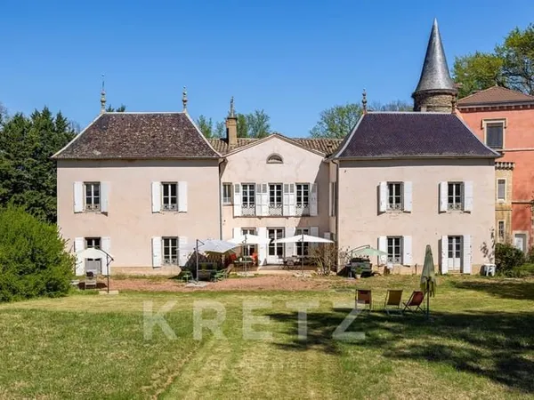 Beaujolais - Château De Caractère Domaine De 2,5 Hectares