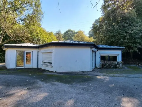 Maison d'architecte en marguerite autour d'un patio - lisière de la forêt de Carnelle