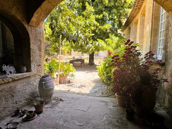 Très belle propriété de caractères au coeur de Rognes