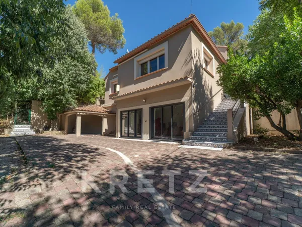 Maison rénovée de 278m2 avec dépendances et piscine dans un écrin de verdure de 3000m2