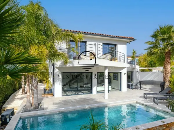MAGNIFIQUE VILLA CONTEMPORAINE RECENTE, à pied du port, des plages et des commerces