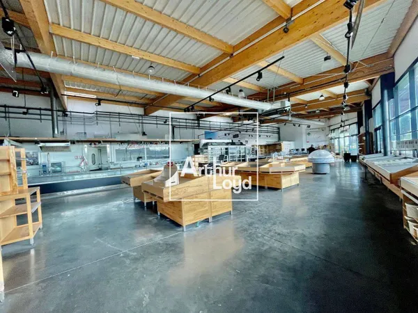 Local commercial 710 m²