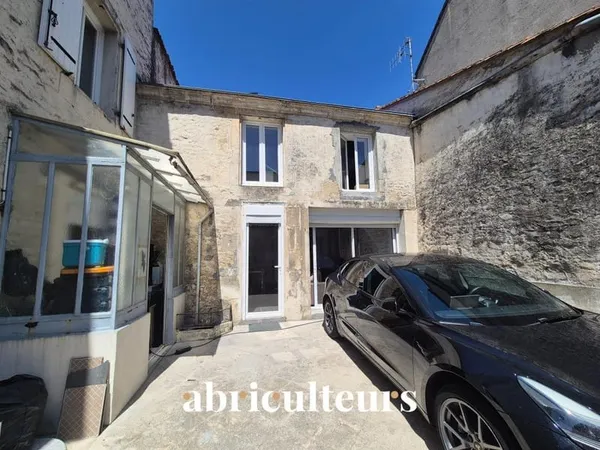 Ensemble immobilier à rénover en vente à Jarnac (16200)