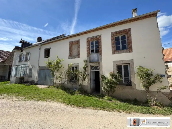 Ensemble immobilier dans un hameau au calme