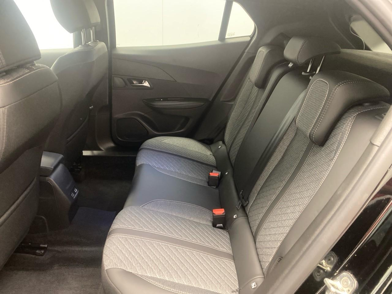 Peugeot 2008 hybrid 145 e-dcs6 allure — photo 10