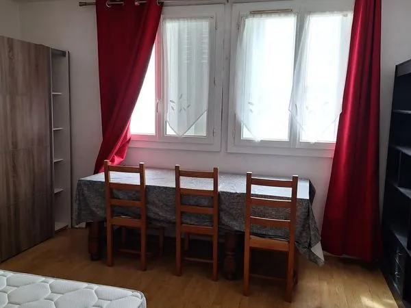 Co-location chambre meublée à étudiant(e) essentiellement