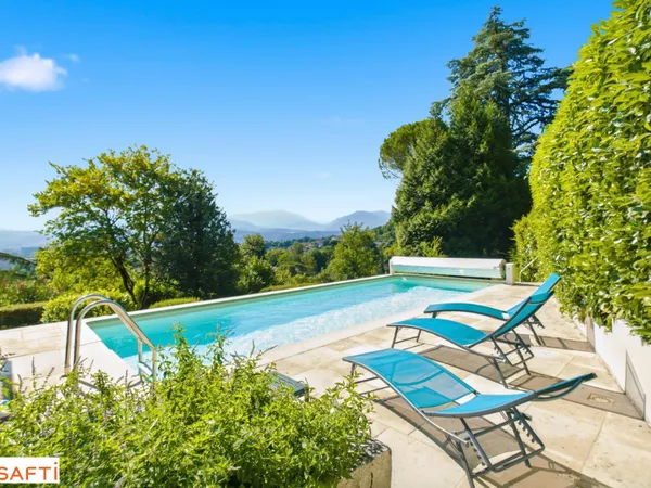 Propriété de 245 m² sur une parcelle de 3 644 m² avec vue panoramique, piscine et potentiel foncier 