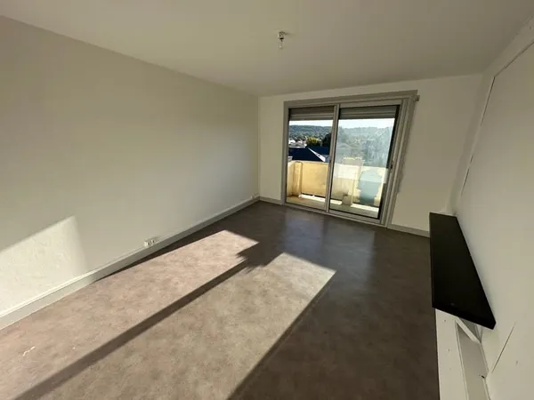 - AUREILHAN - T4 de 72 m2 avec BALCON - VUE DEGAGEE -