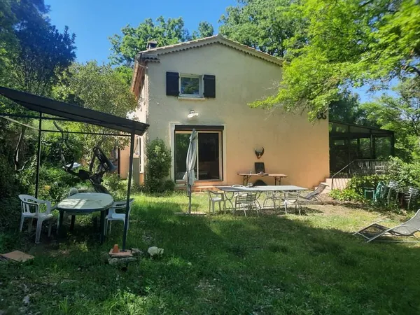 Villa de 150m2 sur 6075m2 de terrain sise dans un quartier c
