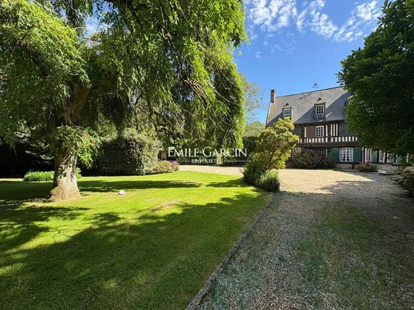Proche d'Honfleur, à vendre, manoir XVIIème siècle avec jardin