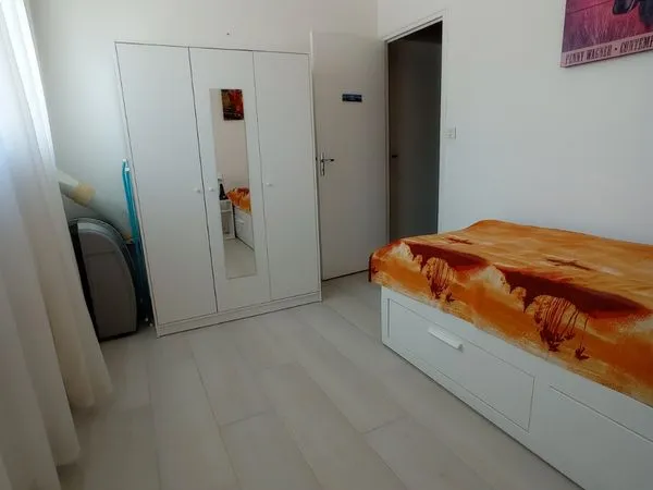 Chambre meublée
