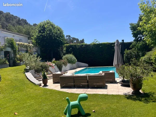 Très belle villa avec vue, piscine, et dépendance
