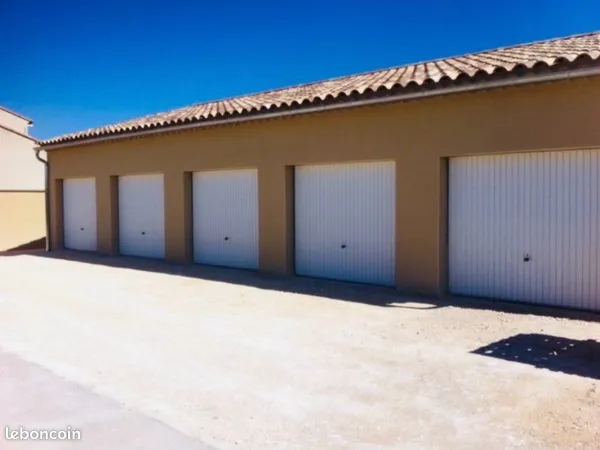Garage, 22 m² à louer sur Graveson libre au 1er novembre box locale, garde Meuble archives entrepôt