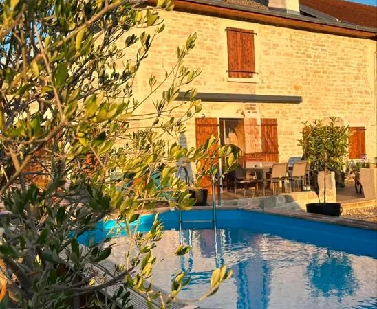 Maison entièrement rénovée avec piscine