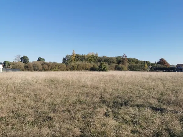 TERRAIN CONSTRUCTIBLE EN PARTIE 18242M2 AVEC ÉTANG