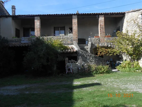 mas ancien,un appartement habitable a renover,environ 85m2,