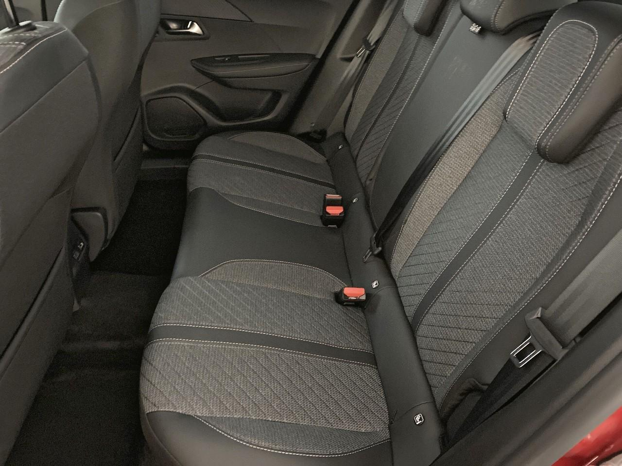 Peugeot 2008 hybrid 145 ch e-dcs6 allure — photo 10