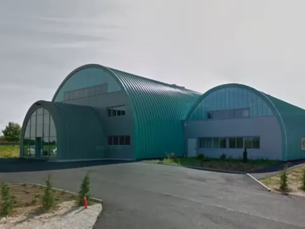 Bâtiment en bon état 1200m² à louer à Bléneau