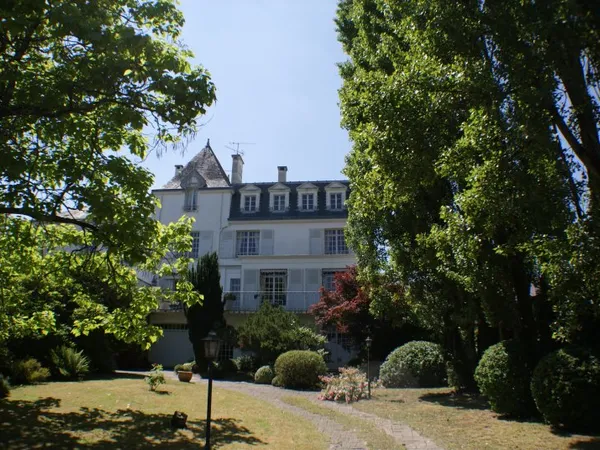 Vends élégant hotel particulier en centre ville de La Roche sur Yon - 7 chambres, 450m²