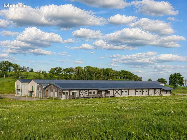 Entrepôt/Stockage/Logistique 10 mins d'Issoire 2,50/HT/HC/m2/mois. Possibilité jusqu'à 5100m2