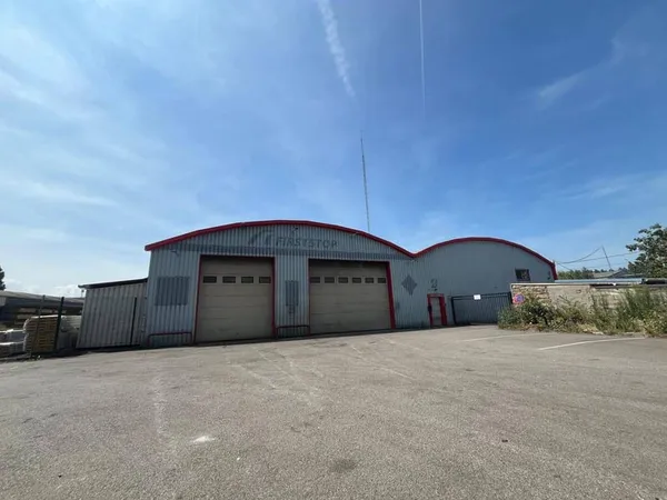 Entrepôt 1600 m²